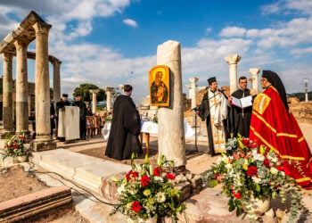 Στην πρωτοχριστιανική βασιλική της Εφέσου, εσπερινός για τον Άγιο Ιωάννη τον Θεολόγο. Σάββατο 2 Μαΐου 2026 (φωτ.: Ρωμαιοκαθολική Αρχιεπισκοπή Σμύρνης / Aydın Ç.)