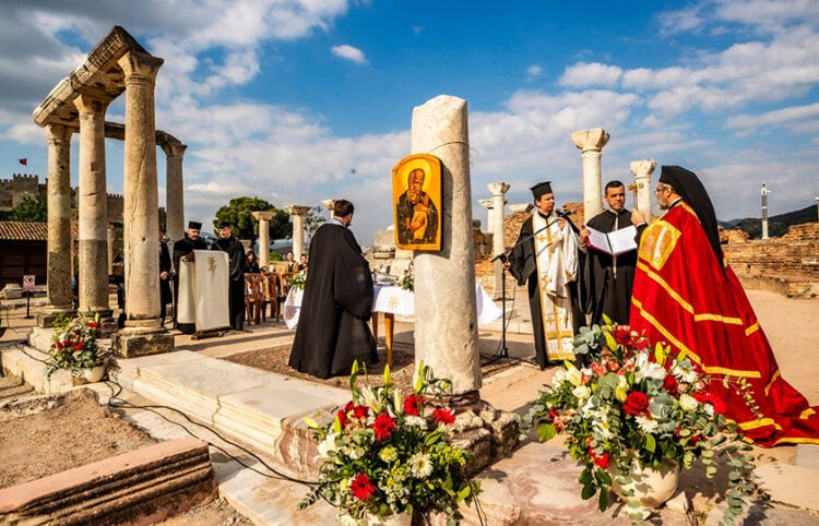 Στην πρωτοχριστιανική βασιλική της Εφέσου, εσπερινός για τον Άγιο Ιωάννη τον Θεολόγο. Σάββατο 2 Μαΐου 2026 (φωτ.: Ρωμαιοκαθολική Αρχιεπισκοπή Σμύρνης / Aydın Ç.)