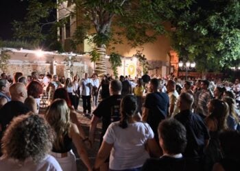 Στιγμιότυπο από τον περσινό καλοκαιρινό χορό στην πανέμορφη αυλή της Ευξείνου Λέσχης Αθηνών (φωτ. αρχείου: facebook.com/EvxinosLesxi)
