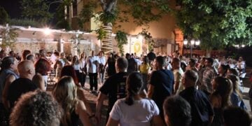 Στιγμιότυπο από τον περσινό καλοκαιρινό χορό στην πανέμορφη αυλή της Ευξείνου Λέσχης Αθηνών (φωτ. αρχείου: facebook.com/EvxinosLesxi)