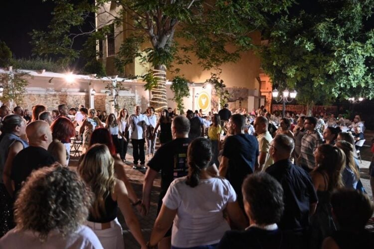 Στιγμιότυπο από τον περσινό καλοκαιρινό χορό στην πανέμορφη αυλή της Ευξείνου Λέσχης Αθηνών (φωτ. αρχείου: facebook.com/EvxinosLesxi)