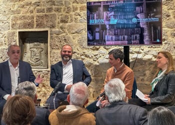 Κώστας Μπλιάτκας, Θεοδόσης Κυριακίδης, Μιχάλης Μπουτάρης και Αμαλία Γιαννακά, στην εκδήλωση στη ΒΙΒΟΝ, Δευτέρα 27 Απριλίου 2026 (φωτ.: Facebook / Εύξεινος Λέσχη Ποντίων Νάουσας)