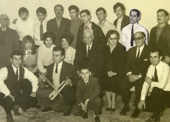 Ο Μωυσής Αραβόπουλος (δεύτερος όρθιος από δεξιά) σε φωτογραφία από το αρχείο της ΕΠΜ. Μέλη του Καλλιτεχνικού Οργανισμού Ποντίων Αθηνών (Καλλιθέα) απεικονίζονται μετά από εκδήλωση, περ. 1965. Στη λύρα ο Ιορδάνης. Καθιστοί από δεξιά: Ηλίας Τσιρκινίδης (με γυαλιά) αριστερά του η Ζηνοβία Λιθοξόου (μέλη της διοίκησης) και αριστερά της ο Λουκάς Αγγελίδης. Πάνω όρθιοι από δεξιά: Λευτέρης Σιδηρόπουλος (με μουστάκι) και δίπλα του αριστερά ο Μωυσής Αραβόπουλος (με άσπρο πουκάμισο και γραβάτα). Όρθιος από αριστερά (με γυαλιά) ο Ηλίας Αλβανίδης (πηγή: searchculture.gr/EPontMel)