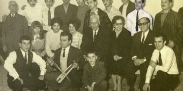 Ο Μωυσής Αραβόπουλος (δεύτερος όρθιος από δεξιά) σε φωτογραφία από το αρχείο της ΕΠΜ. Μέλη του Καλλιτεχνικού Οργανισμού Ποντίων Αθηνών (Καλλιθέα) απεικονίζονται μετά από εκδήλωση, περ. 1965. Στη λύρα ο Ιορδάνης. Καθιστοί από δεξιά: Ηλίας Τσιρκινίδης (με γυαλιά) αριστερά του η Ζηνοβία Λιθοξόου (μέλη της διοίκησης) και αριστερά της ο Λουκάς Αγγελίδης. Πάνω όρθιοι από δεξιά: Λευτέρης Σιδηρόπουλος (με μουστάκι) και δίπλα του αριστερά ο Μωυσής Αραβόπουλος (με άσπρο πουκάμισο και γραβάτα). Όρθιος από αριστερά (με γυαλιά) ο Ηλίας Αλβανίδης (πηγή: searchculture.gr/EPontMel)