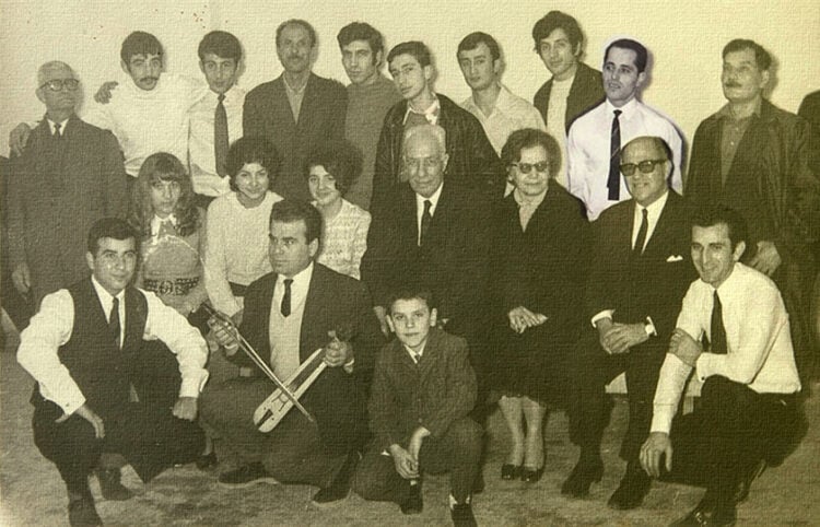Ο Μωυσής Αραβόπουλος (δεύτερος όρθιος από δεξιά) σε φωτογραφία από το αρχείο της ΕΠΜ. Μέλη του Καλλιτεχνικού Οργανισμού Ποντίων Αθηνών (Καλλιθέα) απεικονίζονται μετά από εκδήλωση, περ. 1965. Στη λύρα ο Ιορδάνης. Καθιστοί από δεξιά: Ηλίας Τσιρκινίδης (με γυαλιά) αριστερά του η Ζηνοβία Λιθοξόου (μέλη της διοίκησης) και αριστερά της ο Λουκάς Αγγελίδης. Πάνω όρθιοι από δεξιά: Λευτέρης Σιδηρόπουλος (με μουστάκι) και δίπλα του αριστερά ο Μωυσής Αραβόπουλος (με άσπρο πουκάμισο και γραβάτα). Όρθιος από αριστερά (με γυαλιά) ο Ηλίας Αλβανίδης (πηγή: searchculture.gr/EPontMel)