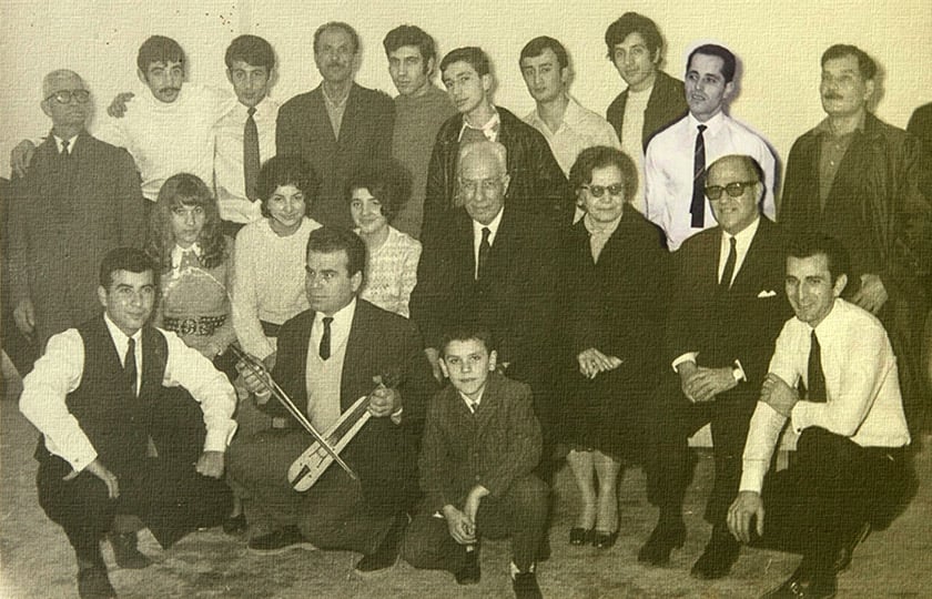 Ο Μωυσής Αραβόπουλος (δεύτερος όρθιος από δεξιά) σε φωτογραφία από το αρχείο της ΕΠΜ. Μέλη του Καλλιτεχνικού Οργανισμού Ποντίων Αθηνών (Καλλιθέα) απεικονίζονται μετά από εκδήλωση, περ. 1965. Στη λύρα ο Ιορδάνης. Καθιστοί από δεξιά: Ηλίας Τσιρκινίδης (με γυαλιά) αριστερά του η Ζηνοβία Λιθοξόου (μέλη της διοίκησης) και αριστερά της ο Λουκάς Αγγελίδης. Πάνω όρθιοι από δεξιά: Λευτέρης Σιδηρόπουλος (με μουστάκι) και δίπλα του αριστερά ο Μωυσής Αραβόπουλος (με άσπρο πουκάμισο και γραβάτα). Όρθιος από αριστερά (με γυαλιά) ο Ηλίας Αλβανίδης (πηγή: searchculture.gr/EPontMel)