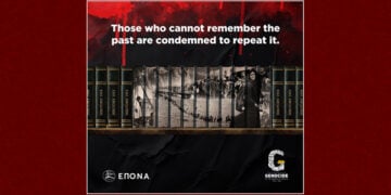 Η δεξιά πλευρά του περιπτέρου, με το μότο «όποιος ξεχνά την ιστορία του είναι καταδικασμένος να την ξαναζήσει». Το περίπτερο της ΕΠΟΝΑ μας μιλά για την αναγνώριση, για τη νέα αρχή, όχι απλώς για το τέλος