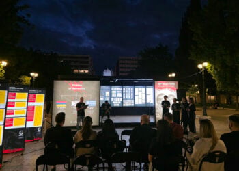 Στιγμιότυπο από παλαιότερη εκδήλωση της ΕΠΟΝΑ στο ενημερωτικό περίπτερο στην Πλατεία Συντάγματος (φωτ.: Facebook / Ένωση Ποντιακής Νεολαίας Αττικής - ΕΠΟΝΑ)