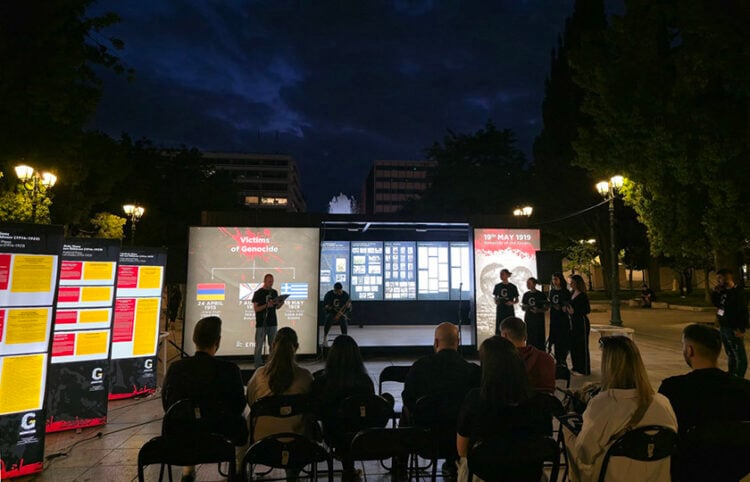Στιγμιότυπο από παλαιότερη εκδήλωση της ΕΠΟΝΑ στο ενημερωτικό περίπτερο στην Πλατεία Συντάγματος (φωτ.: Facebook / Ένωση Ποντιακής Νεολαίας Αττικής - ΕΠΟΝΑ)