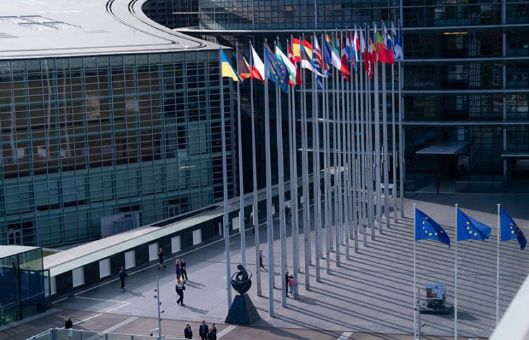 Σημαίες στο κτήριο του Ευρωπαϊκού Κοινοβουλίου στο Στρασβούργο (φωτ.: Flickr / European Parliament)