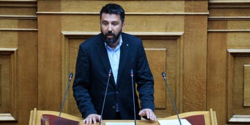 Ο Φερχάτ Οζγκιούρ μιλά στην Ολομέλεια της Βουλής, για την άρση ασυλίας του, Τρίτη 28 Απριλίου 2026 (φωτ.: EUROKINISSI / Γιώργος Κονταρίνης)