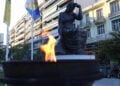 Η Φλόγα της Μνήμης αναμένη μπροστά από το μνημείο (φωτ.: ΑΠΕ-ΜΠΕ / Νίκος Αραμπατζής)