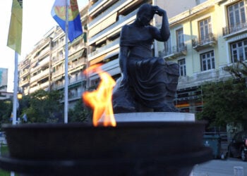 Η Φλόγα της Μνήμης αναμένη μπροστά από το μνημείο (φωτ.: ΑΠΕ-ΜΠΕ / Νίκος Αραμπατζής)