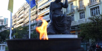 Η Φλόγα της Μνήμης αναμένη μπροστά από το μνημείο (φωτ.: ΑΠΕ-ΜΠΕ / Νίκος Αραμπατζής)