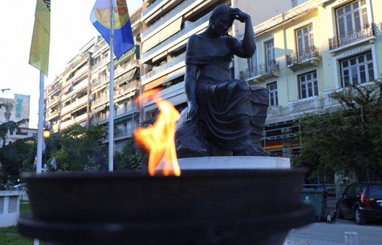 Η Φλόγα της Μνήμης αναμένη μπροστά από το μνημείο (φωτ.: ΑΠΕ-ΜΠΕ / Νίκος Αραμπατζής)