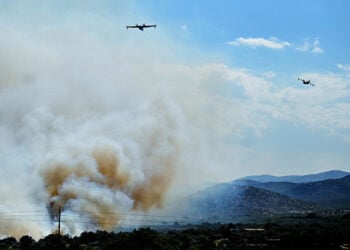 Πυροσβεστικά αεροσκάφη επιχειρούν στους Γόννους Λάρισας, Παρασκευή 29 Μαΐου 2026 (φωτ.: onlarissa.gr)