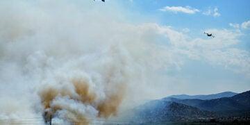 Πυροσβεστικά αεροσκάφη επιχειρούν στους Γόννους Λάρισας, Παρασκευή 29 Μαΐου 2026 (φωτ.: onlarissa.gr)