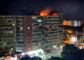 Φωτιά μετά το χτύπημα στην πολυκατοικία στο Γκαλάτσι (πηγή: Χ)