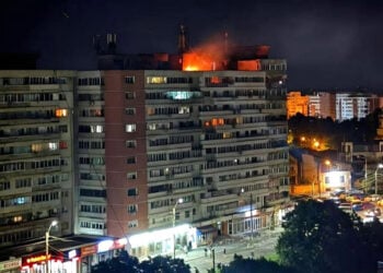 Φωτιά μετά το χτύπημα στην πολυκατοικία στο Γκαλάτσι (πηγή: Χ)