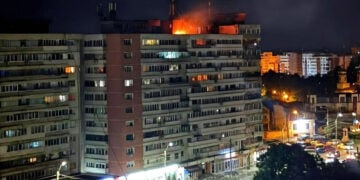 Φωτιά μετά το χτύπημα στην πολυκατοικία στο Γκαλάτσι (πηγή: Χ)