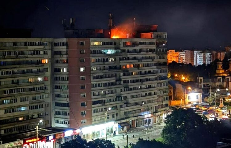 Φωτιά μετά το χτύπημα στην πολυκατοικία στο Γκαλάτσι (πηγή: Χ)