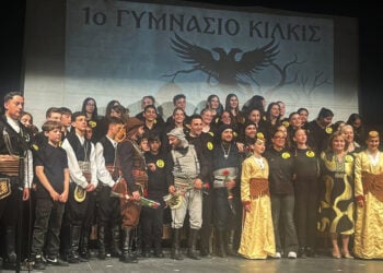 Αναμνηστική φωτογραφία μετά το τέλος της εκδήλωσης του 1ου Γυμνασίου Κιλκίς για τη Γενοκτονία των Ποντίων, Τετάρτη 20 Μαΐου 2026 (φωτ.: gnomikilkis.blogspot.com)
