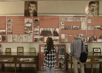 Κόσμος παρακολουθεί εκθέματα και ιστορικά ντοκουμέντα για τη Γενοκτονία των Ποντίων στην έκθεση του καθηγητή Κωνσταντίνου Φωτιάδη, στο σταθμό Μετρό Συντάγματος τον Μάιο του 2016. (φωτ.: ΑΠΕ-ΜΠΕ / Βάλια Καρπούζη)
