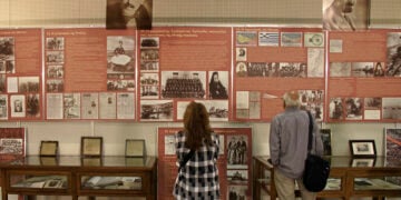 Κόσμος παρακολουθεί εκθέματα και ιστορικά ντοκουμέντα για τη Γενοκτονία των Ποντίων στην έκθεση του καθηγητή Κωνσταντίνου Φωτιάδη, στο σταθμό Μετρό Συντάγματος τον Μάιο του 2016. (φωτ.: ΑΠΕ-ΜΠΕ / Βάλια Καρπούζη)