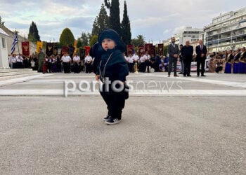 Ο μικρός Παναγιώτης στο Μνημείο του Άγνωστου Στρατιώτη, Τρίτη 19 Μαΐου 2026 (φωτ.: Γεωργία Βορύλλα)