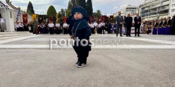 Ο μικρός Παναγιώτης στο Μνημείο του Άγνωστου Στρατιώτη, Τρίτη 19 Μαΐου 2026 (φωτ.: Γεωργία Βορύλλα)