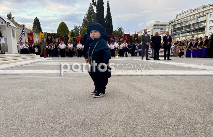 Ο μικρός Παναγιώτης στο Μνημείο του Άγνωστου Στρατιώτη, Τρίτη 19 Μαΐου 2026 (φωτ.: Γεωργία Βορύλλα)