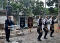 Ο αρχικαπετάνιος Βασίλειος Ανθόπουλος «εποπτεύει» τον πυρρίχιο χορό σέρρα, Τρίτη 19 Μαΐου 2026 (φωτ.: Facebook / Κατερίνα Ιγνατιάδου)