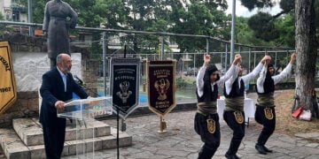 Ο αρχικαπετάνιος Βασίλειος Ανθόπουλος «εποπτεύει» τον πυρρίχιο χορό σέρρα, Τρίτη 19 Μαΐου 2026 (φωτ.: Facebook / Κατερίνα Ιγνατιάδου)