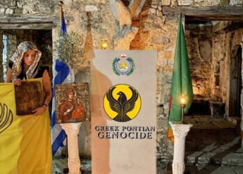 Αριστερά η Παρθένα Ιωαννίδου, με ένα οικογενειακό κειμήλιο στα χέρια, Τρίτη 19 Μαΐου 2026 (φωτ.: Facebook / Orthodox Metropolis of Zambia)