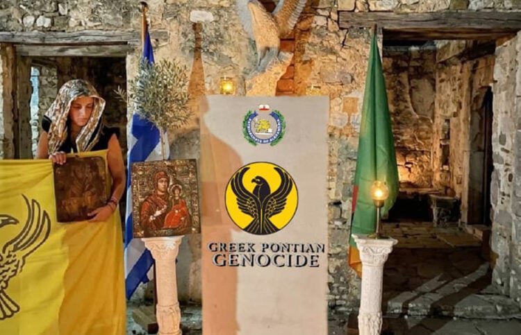 Αριστερά η Παρθένα Ιωαννίδου, με ένα οικογενειακό κειμήλιο στα χέρια, Τρίτη 19 Μαΐου 2026 (φωτ.: Facebook / Orthodox Metropolis of Zambia)