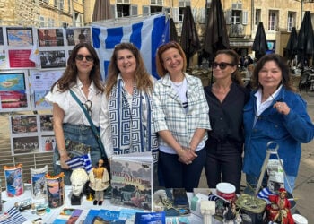 Η Ελληνική Κοινότητα Αιξ-αν-Προβάνς συμμετείχε στις εκδηλώσεις για την Ημέρα της Ευρώπης, μεταφέροντας χρώματα, μουσικές και γεύσεις της Ελλάδας στην καρδιά της Προβηγκίας (φωτ.: Facebook / Communauté Hellénique d'Aix-en-Provence_)