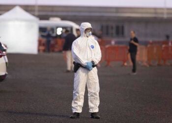 Υγειονομικό προσωπικό περιμένει την άφιξη του κρουαζιερόπλοιου MV Hondius στο λιμάνι της Γραναδίγια ντε Αμπόνα, στην Τενερίφη. Κυριακή 10 Μαΐου 2026 (φωτ.: EPA / Miguel Barreto)