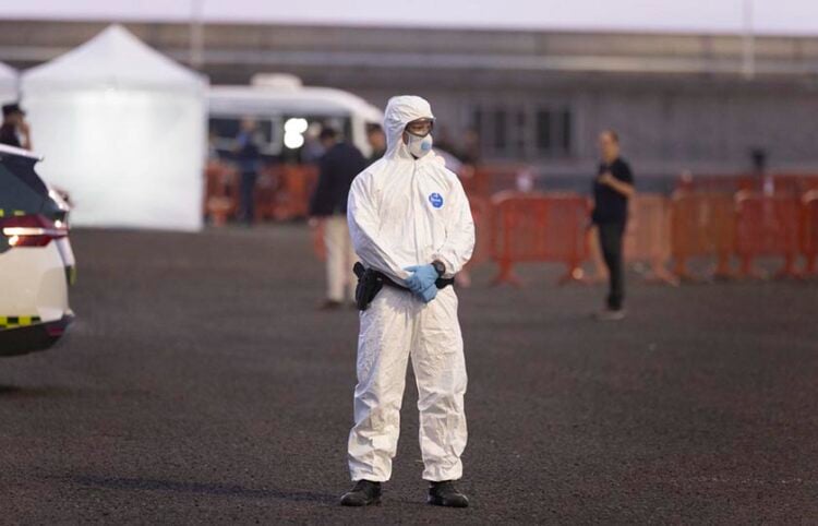 Υγειονομικό προσωπικό περιμένει την άφιξη του κρουαζιερόπλοιου MV Hondius στο λιμάνι της Γραναδίγια ντε Αμπόνα, στην Τενερίφη. Κυριακή 10 Μαΐου 2026 (φωτ.: EPA / Miguel Barreto)