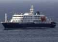 Το ολλανδικό κρουαζιερόπλοιο «Hondius» που έχει μετατραπεί σε πλωτή καραντίνα (φωτ.: EPA / Elton Monteiro)