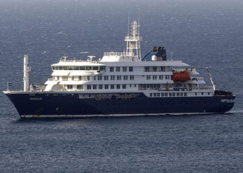 Το ολλανδικό κρουαζιερόπλοιο «Hondius» που έχει μετατραπεί σε πλωτή καραντίνα (φωτ.: EPA / Elton Monteiro)