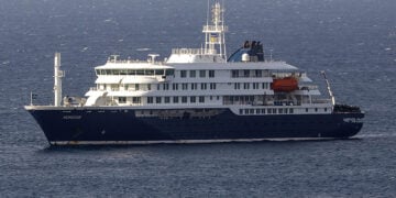 Το ολλανδικό κρουαζιερόπλοιο «Hondius» που έχει μετατραπεί σε πλωτή καραντίνα (φωτ.: EPA / Elton Monteiro)