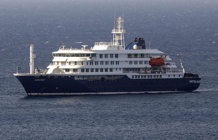 Το ολλανδικό κρουαζιερόπλοιο «Hondius» που έχει μετατραπεί σε πλωτή καραντίνα (φωτ.: EPA / Elton Monteiro)