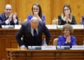 Χειροκροτήματα για τον Ίλιε Μπολοζάν μετά το τέλος της ομιλίας του στη Βουλή της Ρουμανίας, πριν από την έναρξη της ψηφοφορίας για το μέλλον της κυβέρνησής του, Τρίτη 5 Μαΐου 2026 (φωτ.: EPA / Robert Ghement)
