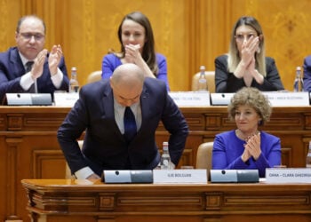 Χειροκροτήματα για τον Ίλιε Μπολοζάν μετά το τέλος της ομιλίας του στη Βουλή της Ρουμανίας, πριν από την έναρξη της ψηφοφορίας για το μέλλον της κυβέρνησής του, Τρίτη 5 Μαΐου 2026 (φωτ.: EPA / Robert Ghement)