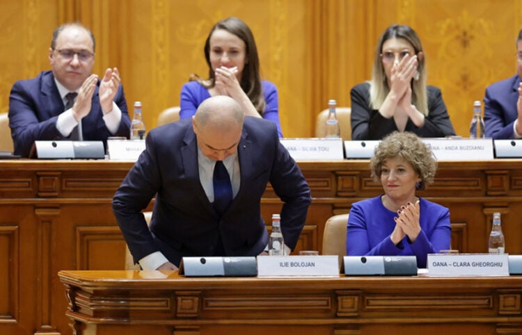 Χειροκροτήματα για τον Ίλιε Μπολοζάν μετά το τέλος της ομιλίας του στη Βουλή της Ρουμανίας, πριν από την έναρξη της ψηφοφορίας για το μέλλον της κυβέρνησής του, Τρίτη 5 Μαΐου 2026 (φωτ.: EPA / Robert Ghement)