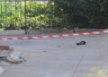 Σπασμένα ακουστικά κοντά στην πολυκατοικία στην Ηλιούπολη από την ταράτσα της οποίας έπεσαν οι 17χρονες, Τρίτη 12 Μαΐου 2026.  (φωτ.: EUROKINISSI / Σωτήρης Δημητρόπουλος)