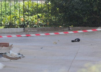 Σπασμένα ακουστικά κοντά στην πολυκατοικία στην Ηλιούπολη από την ταράτσα της οποίας έπεσαν οι 17χρονες, Τρίτη 12 Μαΐου 2026.  (φωτ.: EUROKINISSI / Σωτήρης Δημητρόπουλος)
