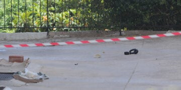 Σπασμένα ακουστικά κοντά στην πολυκατοικία στην Ηλιούπολη από την ταράτσα της οποίας έπεσαν οι 17χρονες, Τρίτη 12 Μαΐου 2026.  (φωτ.: EUROKINISSI / Σωτήρης Δημητρόπουλος)
