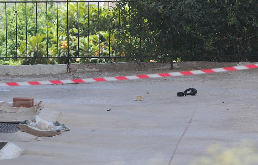 Σπασμένα ακουστικά κοντά στην πολυκατοικία στην Ηλιούπολη από την ταράτσα της οποίας έπεσαν οι 17χρονες, Τρίτη 12 Μαΐου 2026.  (φωτ.: EUROKINISSI / Σωτήρης Δημητρόπουλος)