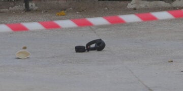 Σπασμένα ακουστικά κοντά στην πολυκατοικία στην Ηλιούπολη από την ταράτσα της οποίας έπεσαν οι 17χρονες, Τρίτη 12 Μαΐου 2026.  (φωτ.: EUROKINISSI / Σωτήρης Δημητρόπουλος)